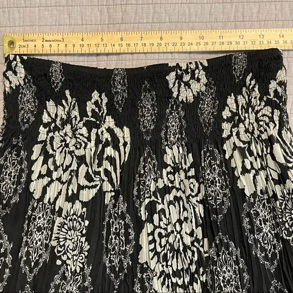 White House Black Market Black And Cream Floral Skirt XS - Picture 3 of 7